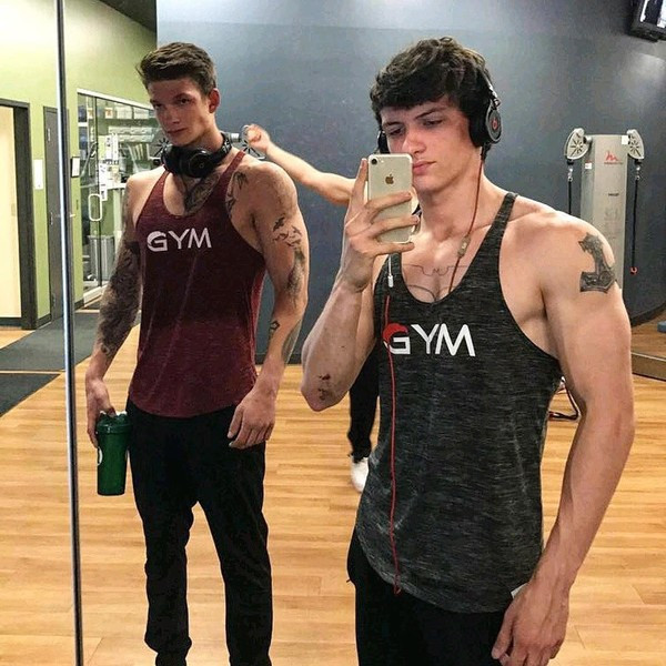 Μοντέρνο ανδρικό αθλητικό αμάνικο σε τρία χρώματα με επιγραφή