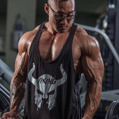 Férfi sportcipő fehér és fekete színben