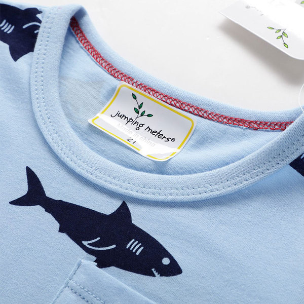 Modern gyerekpóló fiúknak rövid ujjal és zsebbel