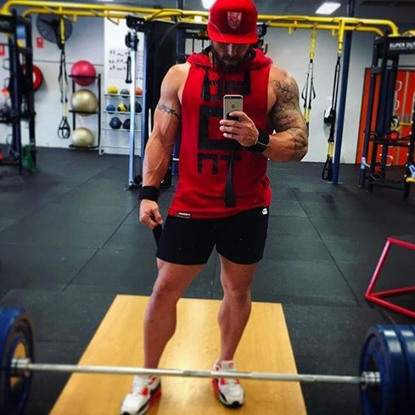 Maieu sport pentru bărbați cu glugă și inscripție în trei culori