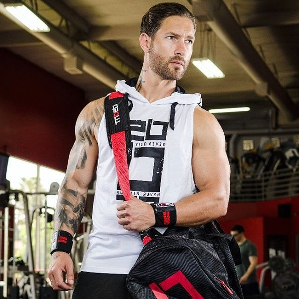 Maieu sport pentru bărbați cu glugă și inscripție în trei culori