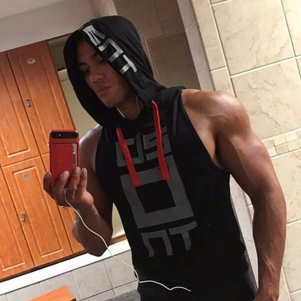 Maieu sport pentru bărbați cu glugă și inscripție în trei culori