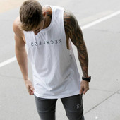 Καθημερινό ανδρικό αμάνικο μπλούζακθ με επιγραφή δύο χρωμάτων