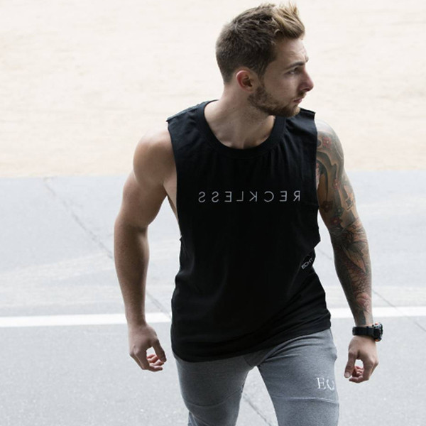 Καθημερινό ανδρικό αμάνικο  μπλούζακθ με επιγραφή δύο χρωμάτων