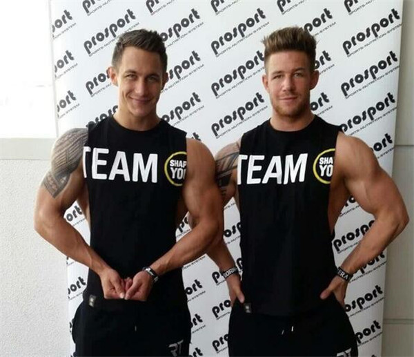 Férfi sportcipő fekete színben felirattal