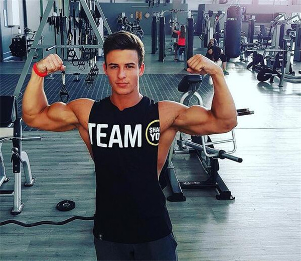 Férfi sportcipő fekete színben felirattal