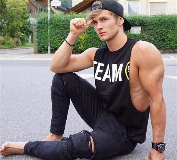 Férfi sportcipő fekete színben felirattal