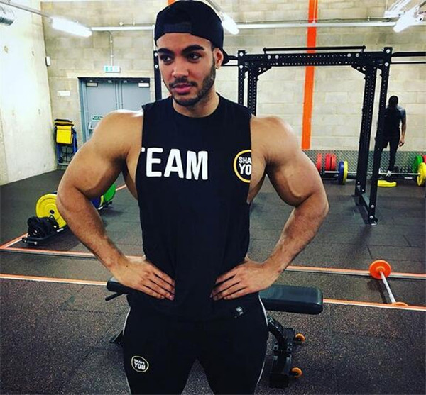 Férfi sportcipő fekete színben felirattal