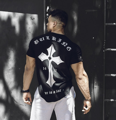 Κομψό ανδρικό μπλουζάκι με εφαρμογές και επιγραφές σε τρία χρώματα