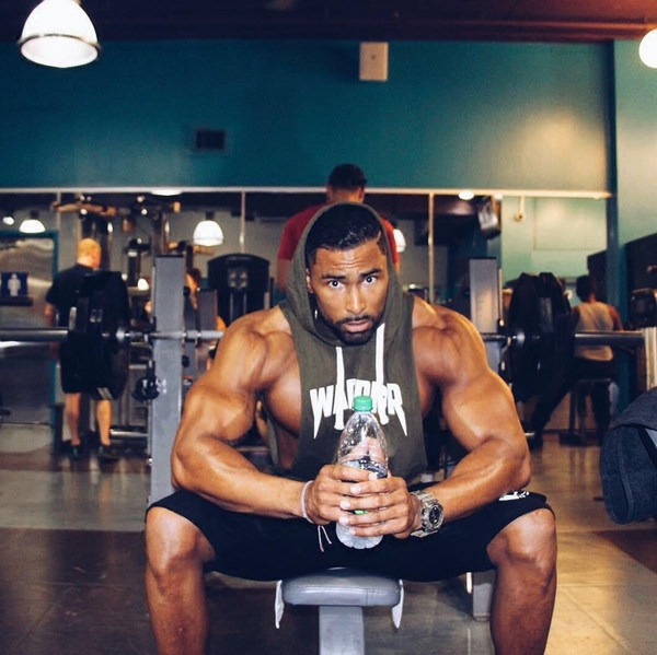 Ανδρικό αμάνικο μπλουζάκι με κουκούλα σε τρία χρώματα