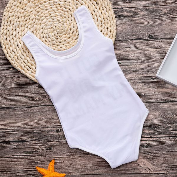 Divatos fürdőruha anyának és gyermeknek fehér színben, felirattal