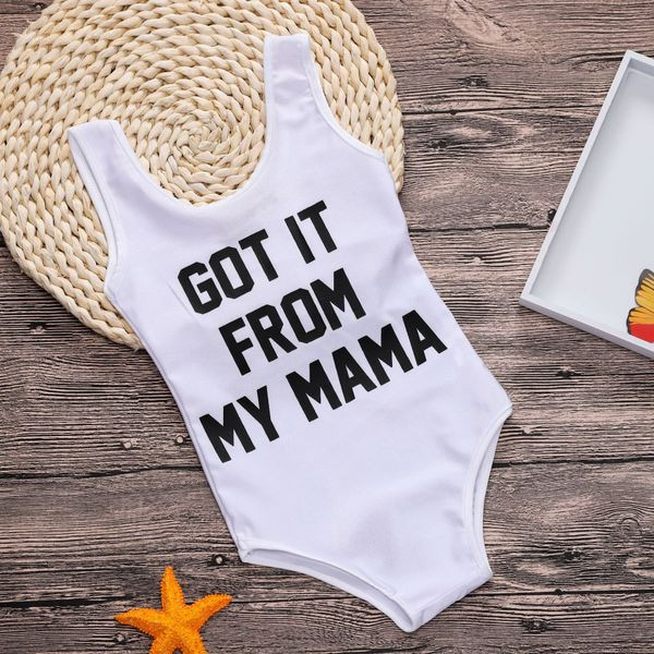 Divatos fürdőruha anyának és gyermeknek fehér színben, felirattal