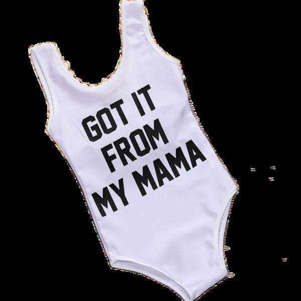 Divatos fürdőruha anyának és gyermeknek fehér színben, felirattal