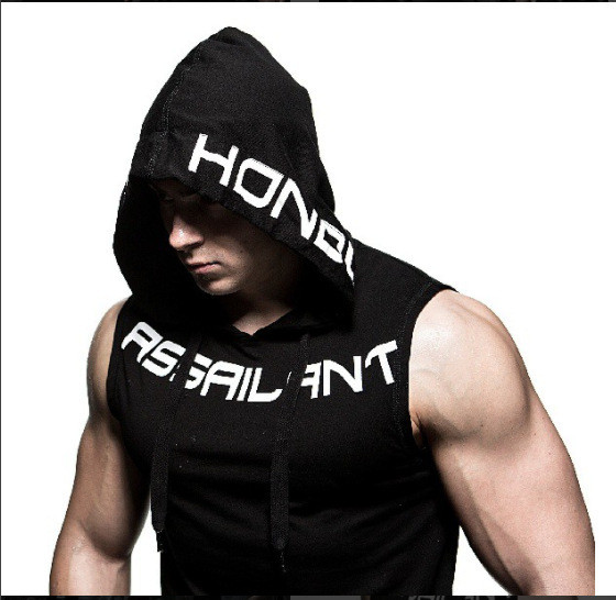 Αθλητικό ανδρικό αμάνικο μπλουζάκι με κουκούλα και κρίκους σε μαύρο χρώμα με έγχρωμη επιγραφή