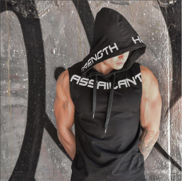 Αθλητικό ανδρικό αμάνικο μπλουζάκι με κουκούλα και κρίκους σε μαύρο χρώμα με έγχρωμη επιγραφή