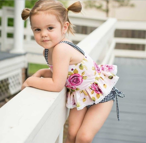 Modern gyerek fürdőruha lányoknak, két részből, virágos motívumokkal