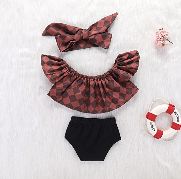 Stílusos gyerek fürdőruha lányoknak három részből áll