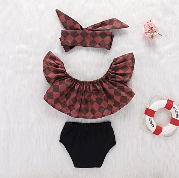 Stílusos gyerek fürdőruha lányoknak három részből áll