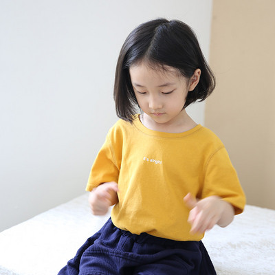 Παιδικό μπλουζάκι με επιγραφή σε μαύρο και κίτρινο χρώμα