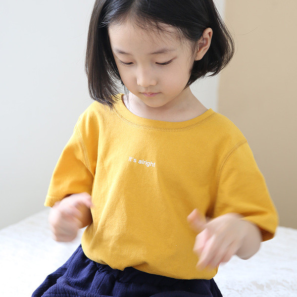 Παιδικό μπλουζάκι με επιγραφή σε μαύρο και κίτρινο χρώμα