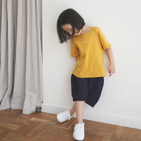 Παιδικό μπλουζάκι με επιγραφή σε μαύρο και κίτρινο χρώμα