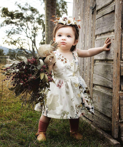 Moдерна бебешка рокля с флорални мотиви и копчета 