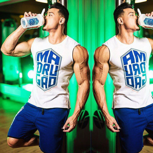 Μοντέρνο ανδρικό αμάνικο μπλουζάκι σε τρία χρώματα με επιγραφή