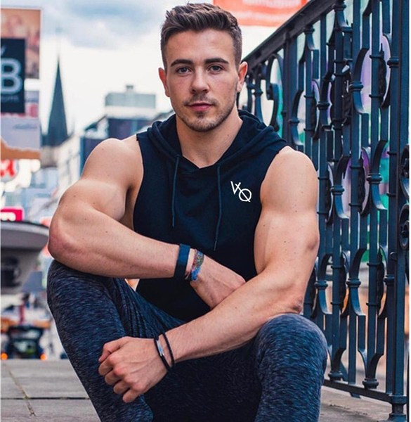 Aktuális férfi felső, kapucnival három színben