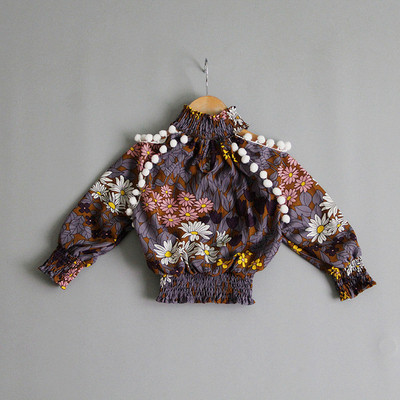 Stílusos gyermekblúz lányoknak magas gallérral és csupasz vállú