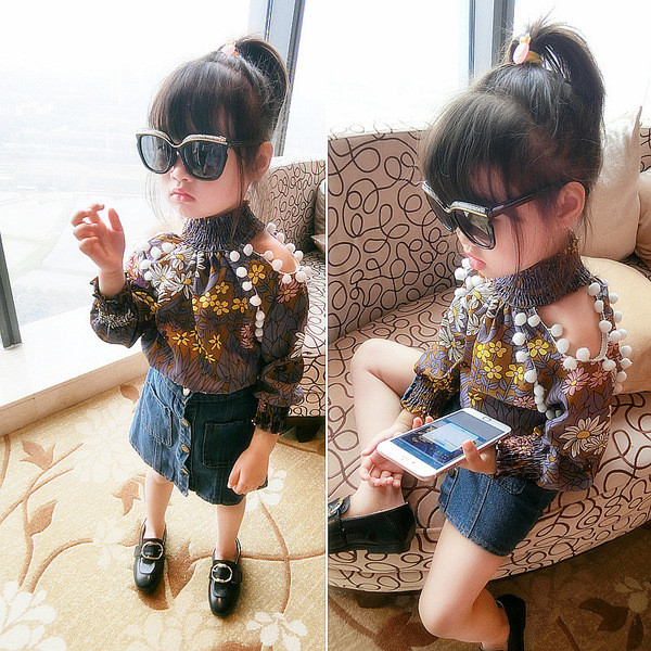 Stílusos gyermekblúz lányoknak magas gallérral és csupasz vállú