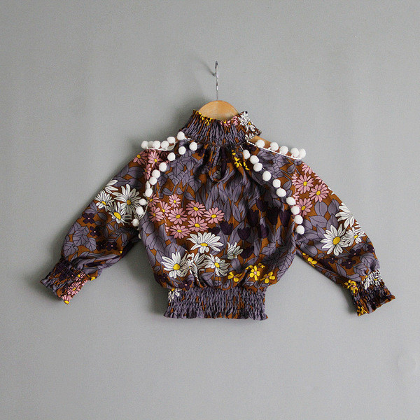 Stílusos gyermekblúz lányoknak magas gallérral és csupasz vállú