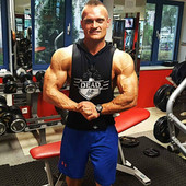 Napi férfi akasztófelső kapucnival, három színben