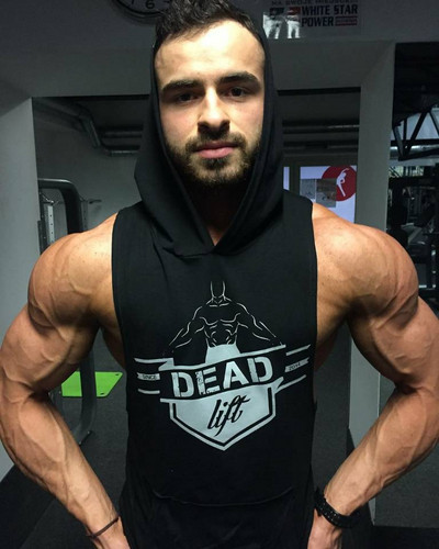 Napi férfi akasztófelső kapucnival, három színben