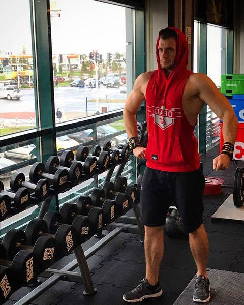 Napi férfi akasztófelső kapucnival, három színben