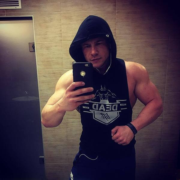 Napi férfi akasztófelső kapucnival, három színben