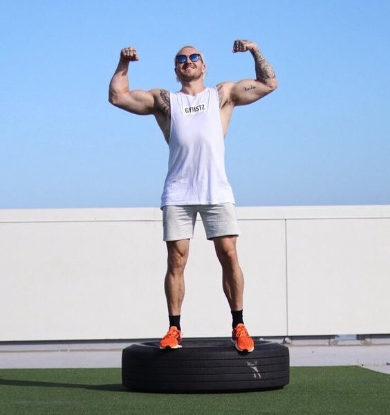 Modern férfi felső két színben felirattal