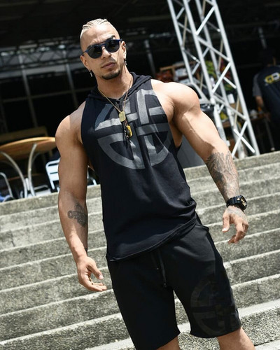 Modern férfi felső, kapucnival, három színben