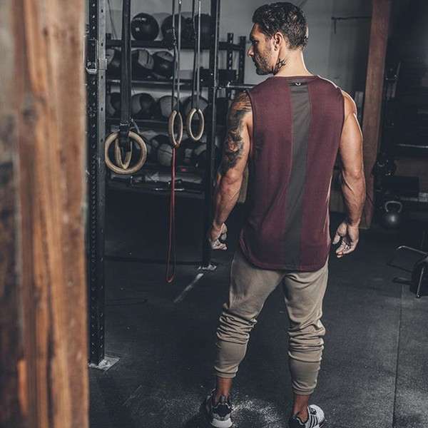 Μοντέρνοανδρικό αμάνικο  μπλουζάκι  με διαφανά στοιχεία στην πλάτη