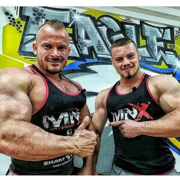 Maieu sport pentru bărbați cu inscripție în mai multe culori