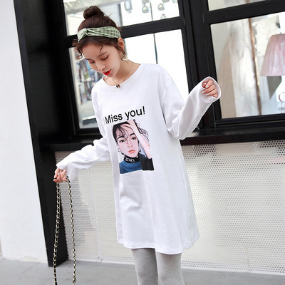 Модерна туника с щампа за бременни жени в бял цвят