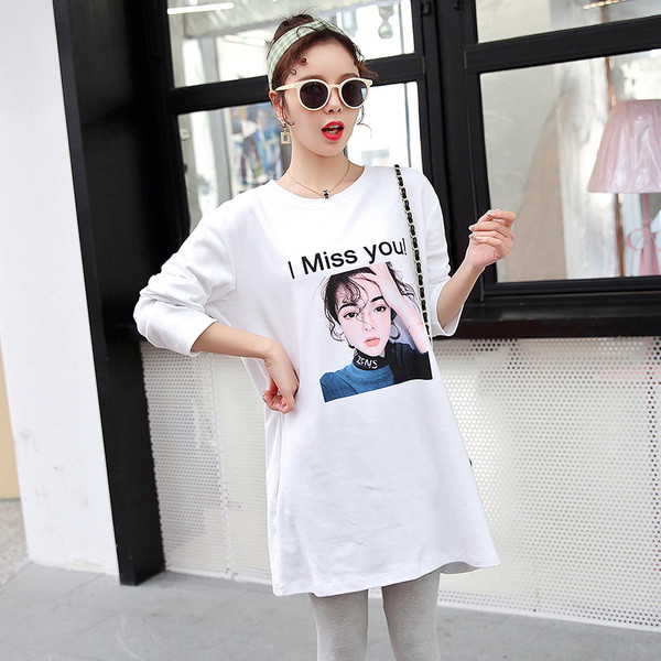 Модерна туника с щампа за бременни жени в бял цвят