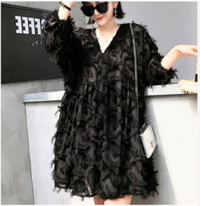 Модерна рокля за бременни жени в бял и черен цвят с V-образно деколте