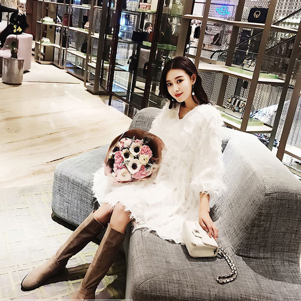 Модерна рокля за бременни жени в бял и черен цвят с V-образно деколте