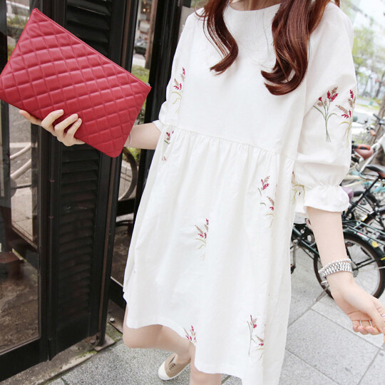 Стилна рокля за бременни жени в бял цвят с бродерия и 3/4 ръкав