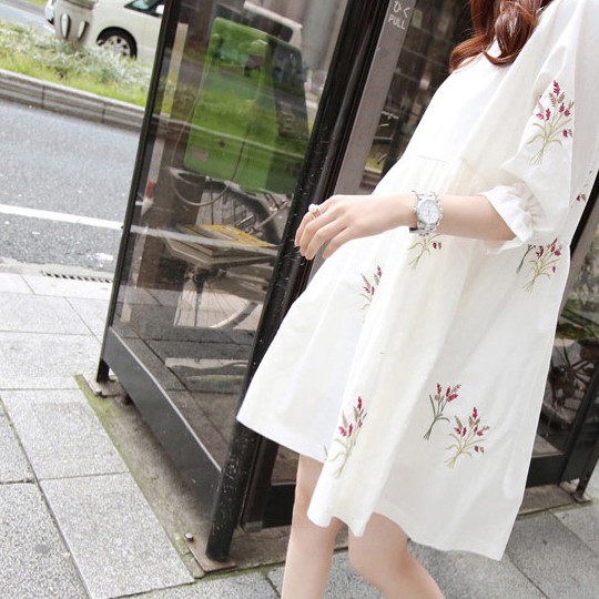 Стилна рокля за бременни жени в бял цвят с бродерия и 3/4 ръкав