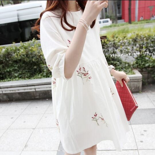 Стилна рокля за бременни жени в бял цвят с бродерия и 3/4 ръкав