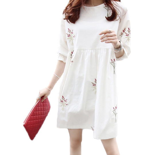Стилна рокля за бременни жени в бял цвят с бродерия и 3/4 ръкав