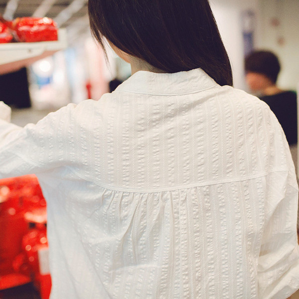 Модерна риза за бременни жени в бял цвят с къс ръкав