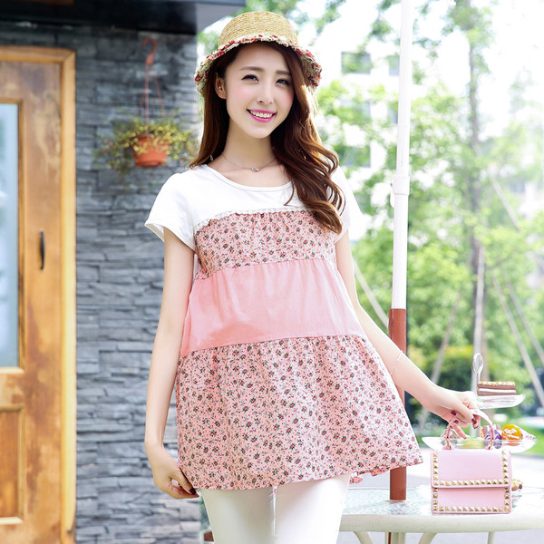 Свежа блуза с къс ръкав и флорални мотиви за бременни жени