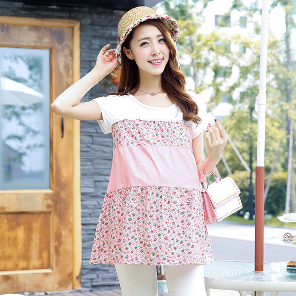 Свежа блуза с къс ръкав и флорални мотиви за бременни жени